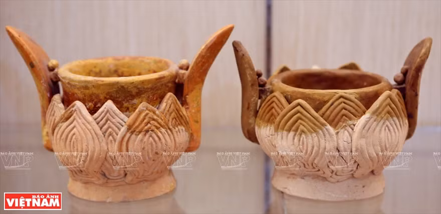 荷花瓣形的香碗（15世纪）。越南画报记者 清江 摄