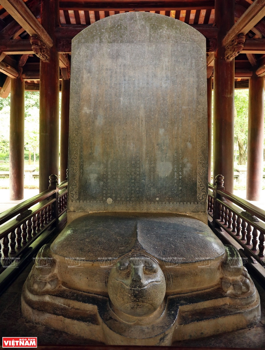 蓝京遗迹区有许多古碑，最显眼的是永陵碑。越南画报记者 清江 摄