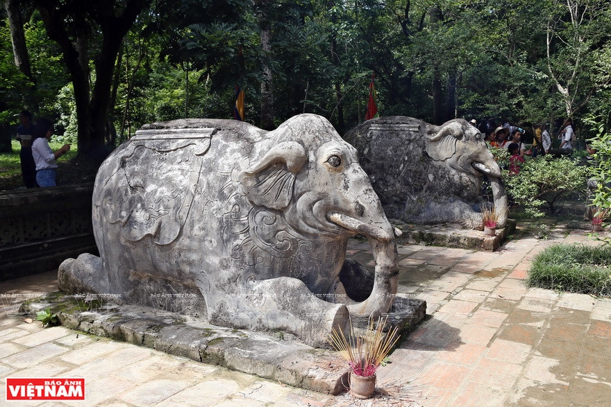 两对石象侍立黎太祖陵两侧，至今仍然保留完整。越南画报记者 功达 摄