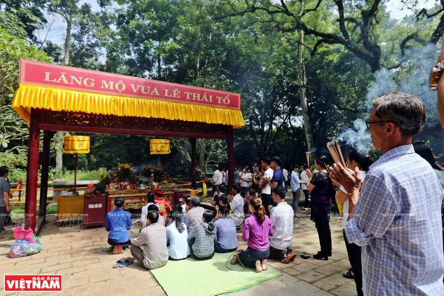 参谒黎太祖陵。越南画报记者 清江 摄