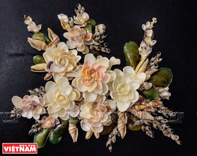 螺壳工艺品中最难做的是螺壳画儿。越通社记者 银河/阮伦