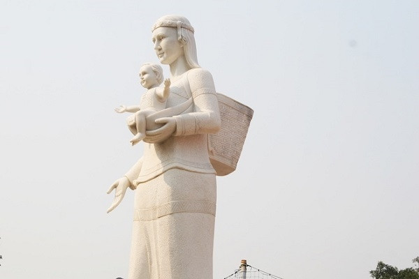 马利亚塑像。以背篓，抱孩子的西原地区妇女形象，这是道法和人世融合在一起的生动表现。（图片来源：越南快讯网）