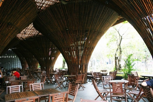 印度支那咖啡馆。该工程用竹子建成，被提名美国建筑杂志（Archdaily）的“年中建筑”竞赛项目。（图片来源：越南快讯网）