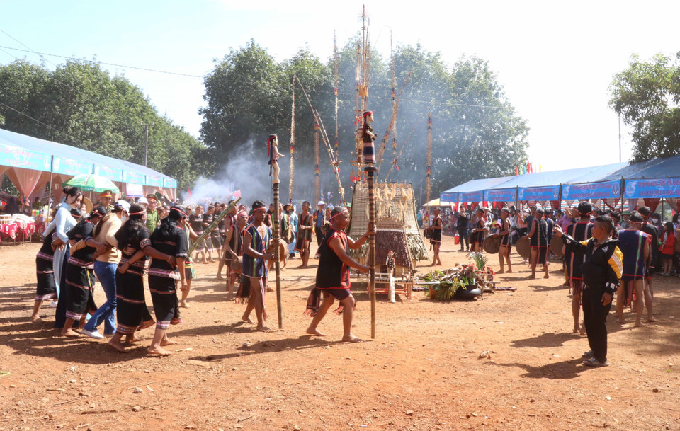 锣铮象征着社区各民族同胞的团结。图自越通社
