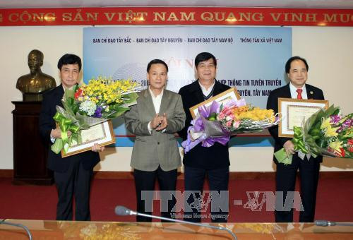 越通社社长阮德利向西北、西原、西南等三地指导委员会领导授予“致力于通讯事业”纪念章。（图片来源：越通社）