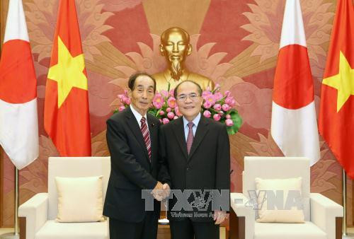 12 月 15 日下午，越南国会阮生雄以会见了正对越南进行工作访问的日本参议院副议长舆石东一行。（图片来源：越通社）