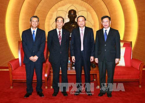 12 月 15 日下午在河内，越共中央政治局委员、中央组织部部长、越日友好议员小组主席苏辉瑞会见了正对越南进行工作访问的日本参议院副议长舆石东一行。（图片来源：越通社）