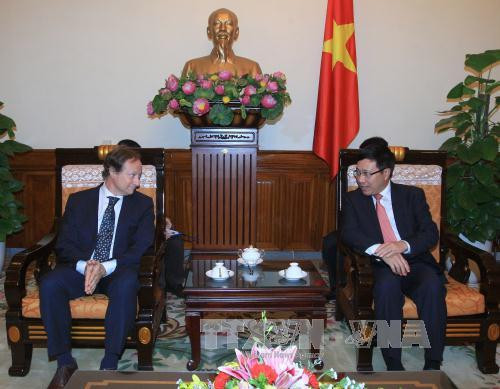 12 月 15 日下午在河内，越南政府副总理兼外交部长范平明会见了欧盟驻越大使暨欧盟驻越代表团团长 布鲁诺·安格勒（ Bruno Angelet ）。（图片来源：越通社）
