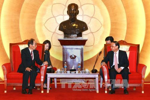 12 月 15 日下午在河内，越共中央政治局委员、中央组织部部长、越日友好议员小组主席苏辉瑞会见了正对越南进行工作访问的日本参议院副议长舆石东一行。（图片来源：越通社）