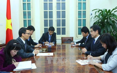 12月15日下午在政府总部，越南政府副总理武德儋会见来访的日本众议院国家基本政策委员会主席Ichiro Aisawa。（图片来源：越通社）