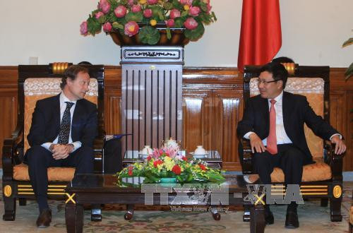 12 月 15 日下午在河内，越南政府副总理兼外交部长范平明会见了欧盟驻越大使暨欧盟驻越代表团团长 布鲁诺·安格勒（ Bruno Angelet ）。（图片来源：越通社）