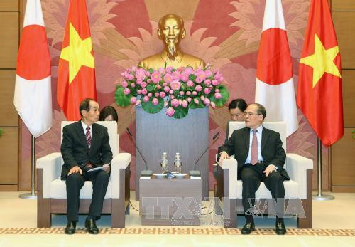 12 月 15 日下午，越南国会阮生雄以会见了正对越南进行工作访问的日本参议院副议长舆石东一行。（图片来源：越通社）