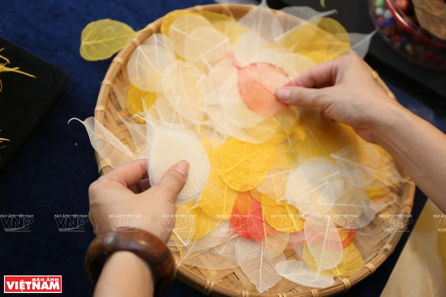 染上白黄红橙等颜色的菩提叶构成彩色靓丽的画幅。《越南画报》记者 功达 摄