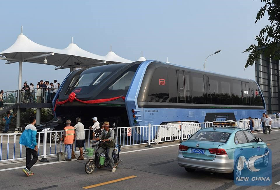 “立体快巴”Transit Elevated Bus (TEB）试点运作。（图片来源：China Xinhua News）