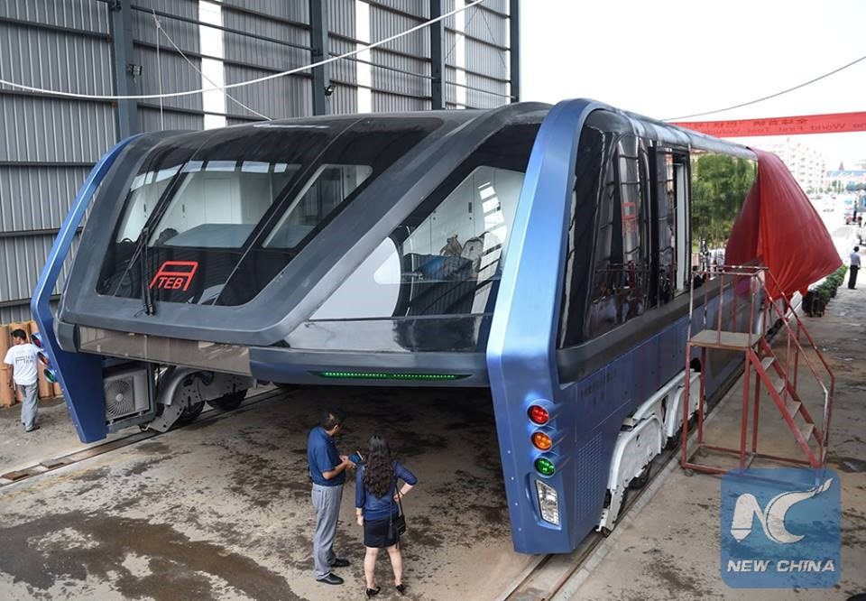 “立体快巴”Transit Elevated Bus (TEB）试点运作。（图片来源：China Xinhua News）