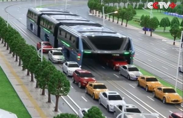 每辆立体快巴总高度4.4-4.5米，分为两层，上层用来运送乘客，下层则是空的，可以通行2米以下的小汽车。（图片来源：CCTV+）