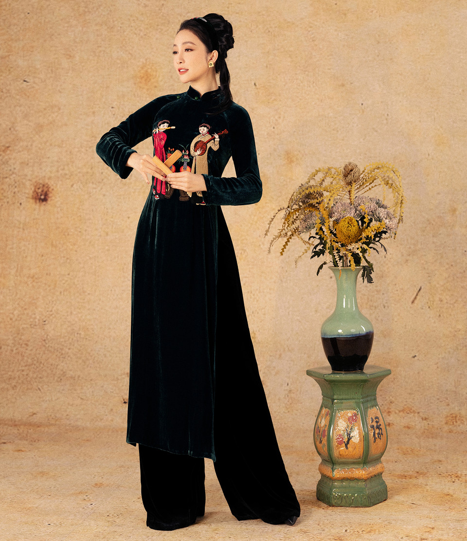 阮诗诗设计师的刺绣服装给人们留下深刻印象。图自 越通社