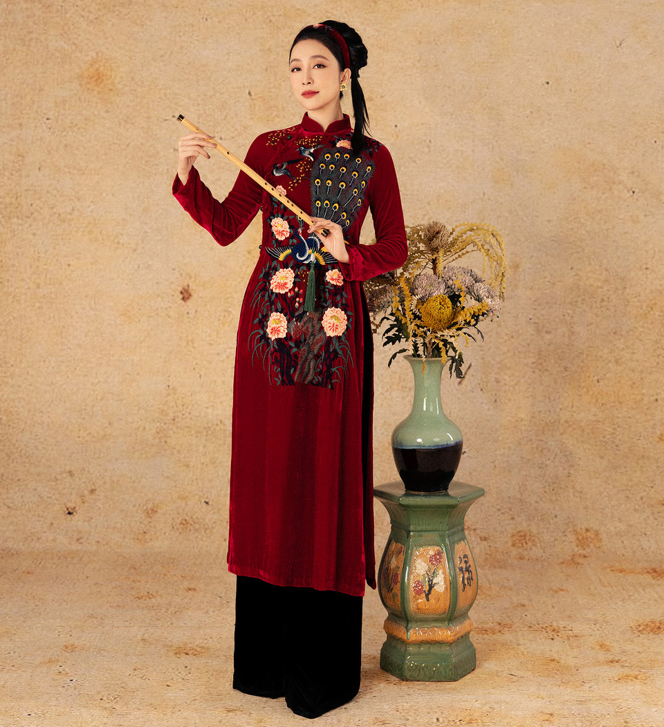 阮诗诗设计师的刺绣服装给人们留下深刻印象。图自 越通社