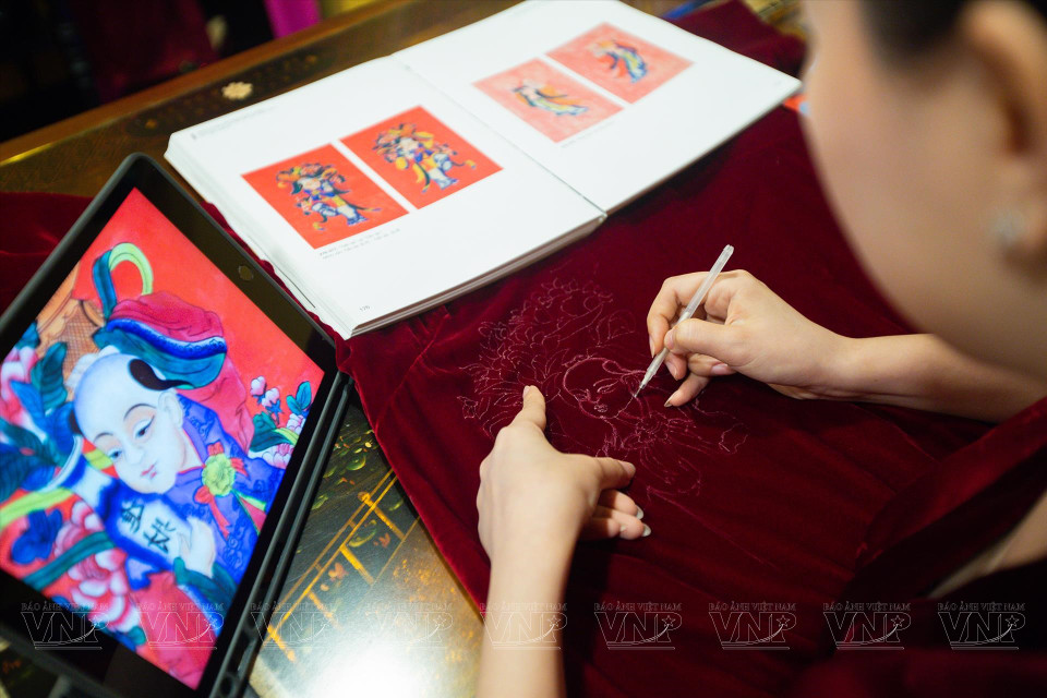 阮诗诗设计师五颜六色的东湖画刺绣服装系列。图自 越通社