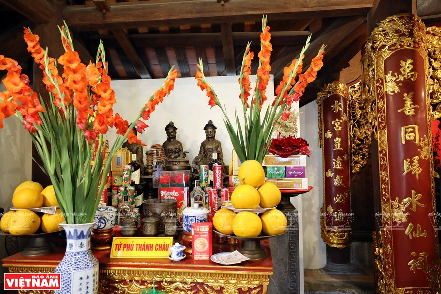 水中仙祠内的雕像、烛台等所有东西都由五舍青铜铸造村的工匠制成。图自越通社/越南画报