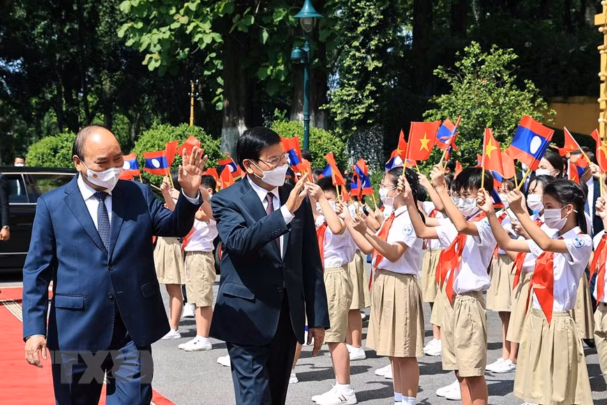 越南国家主席阮春福在河内主持仪式，欢迎老挝人民革命党中央委员会总书记、国家主席通伦•西苏里。图片来源：越通社
