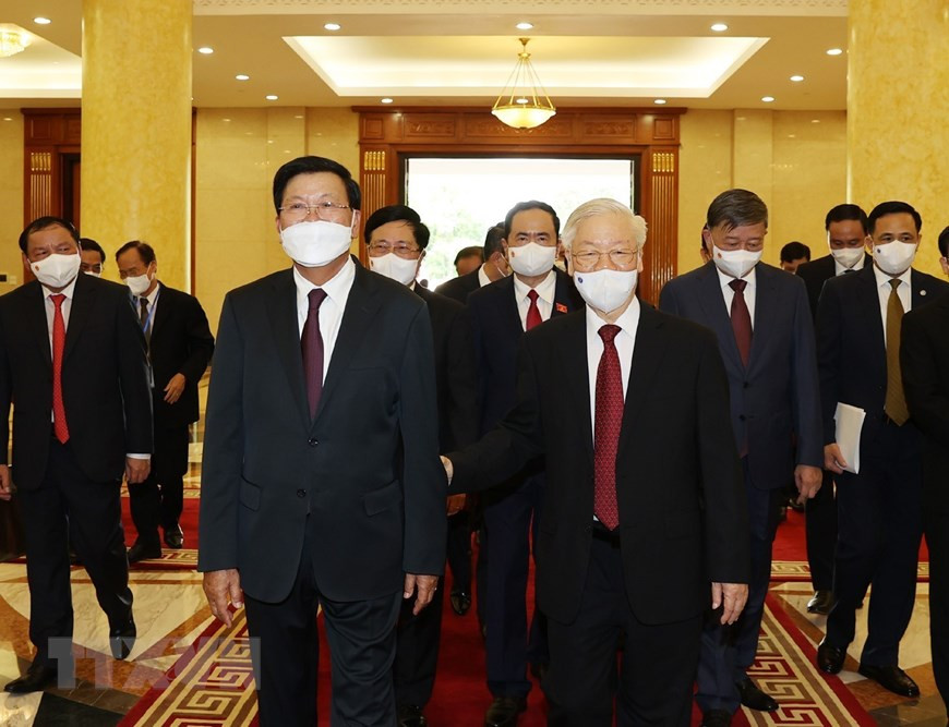 越共中央总书记阮富仲迎接老挝人民革命党中央委员会总书记、国家主席通伦•西苏里。图片来源：越通社