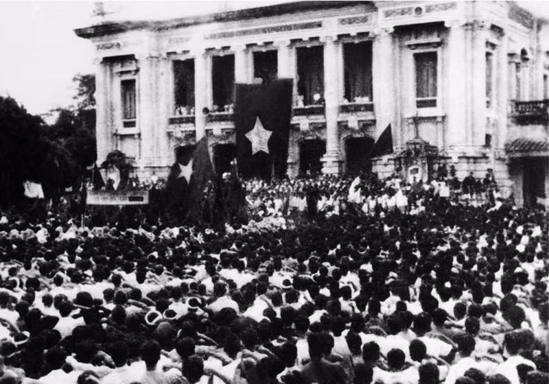 1945年8月19日，数十万名河内和附近各省份的居民纷纷前往河内大剧院参加史无前例的革命群众游行活动，响应夺取政权的总起义。图片来源：越通社