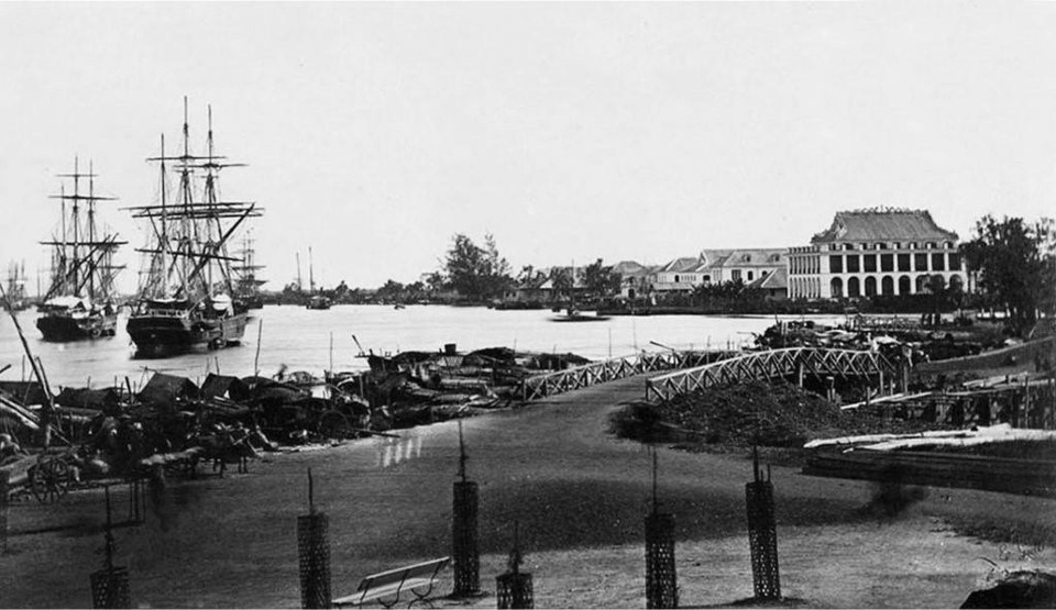 20世纪初的龙屋港。1911年6月5日，越南爱国青年阮必成以别名和水手(matelot)身份登上了拉图什·特雷维尔（Latouche Tréville）号商船，离开了龙屋港，寻找救国之路。图片来源：越通社