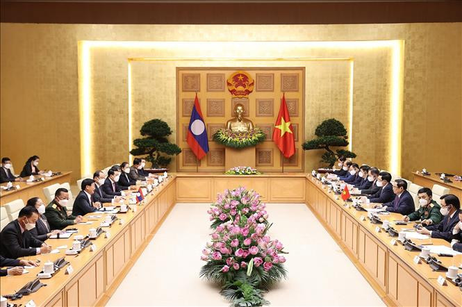 越南政府总理范明政会见老挝人民革命党中央委员会总书记、国家主席通伦•西苏里。图片来源：越通社