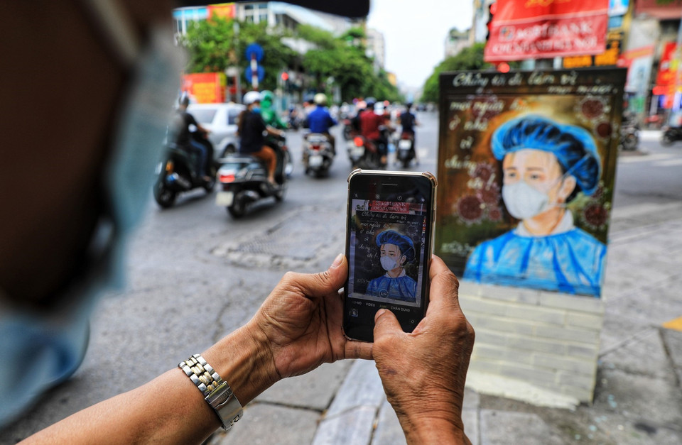 五颜六色的防疫宣传海报令人印象深刻。图自越通社