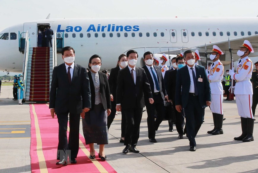 越共中央政治局委员越共中央书记处常务书记武文赏在内排国际机场迎接老挝人民革命党中央委员会总书记、国家主席通伦•西苏里携夫人。图片来源：越通社