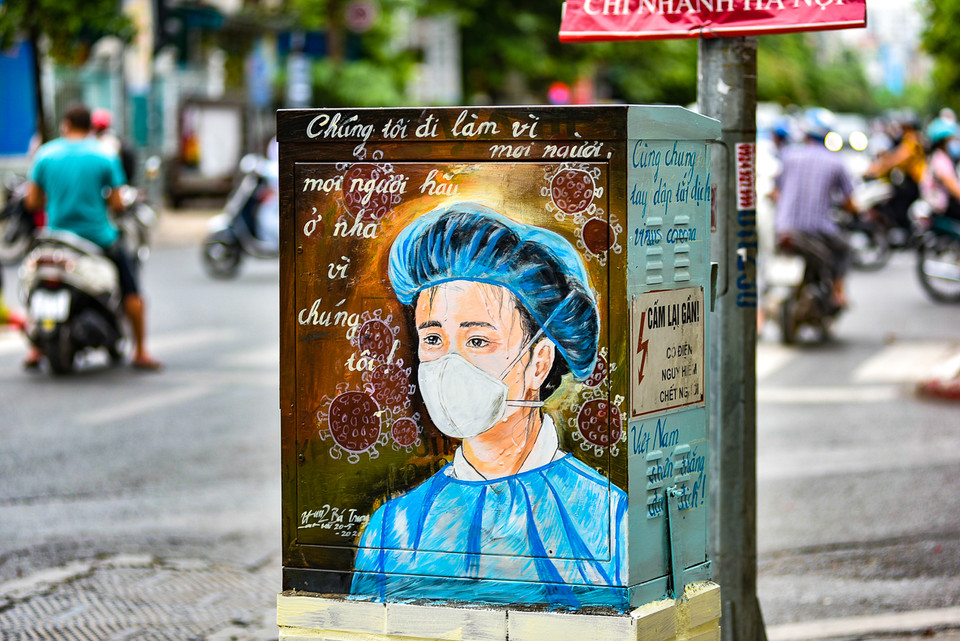防疫宣传海报正受到当地居民的大量关注。图自越通社