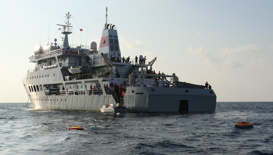 鲜艳花圈被放到海里，以缅怀在长沙群岛上牺牲的英烈们。图自越通社