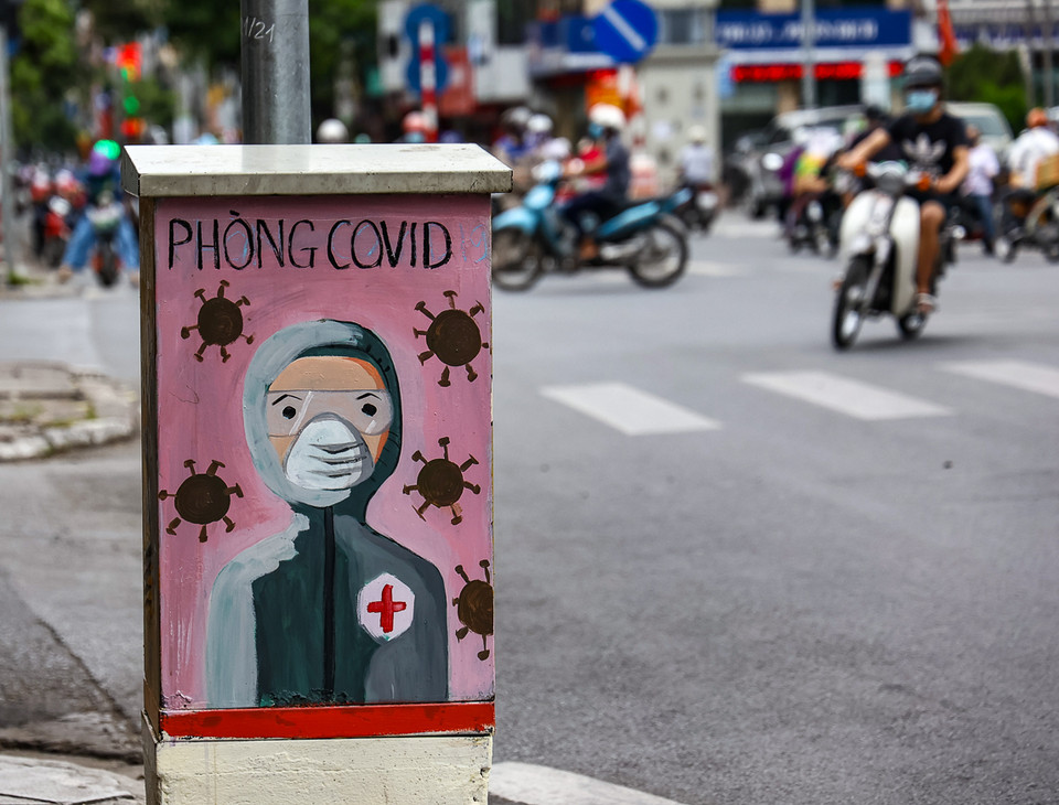 防疫宣传海报正受到当地居民的大量关注。图自越通社