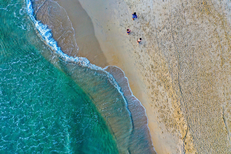 美溪海滩不再是当初游客稀少的静谧之地，但柔软的细沙、清澈的海水依然足以打动游客，尤其在阳光明媚时分，海景显得格外美丽。图片来源：越通社