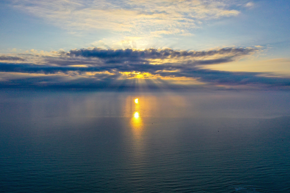 美溪海滩上的黎明，阳光照射在海面上，海面波光粼粼，如钻石般耀眼。图片来源：越通社