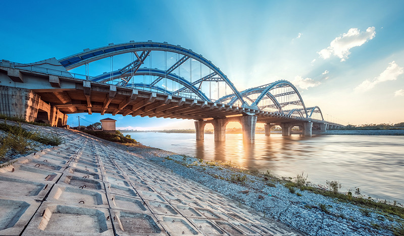 东厨桥—链接河内市与周边地区的三座新桥之一。（图片来源：《人民报网》）