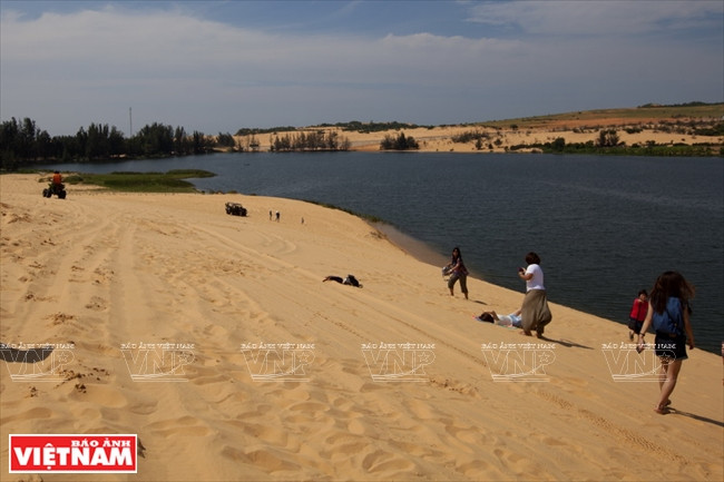 游客可躺在也湖边倾听水流的声音（图片来源：越通社）