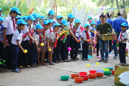 参加该活动的300多名儿童有机会参加越南多种民族游戏。（图片来源：越通社）