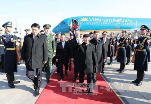 应中共中央总书记、中国国家主席习近平的邀请，当地时间1月12日13时10分，越共中央总书记阮富仲与越南高级代表团抵达北京，开始对中国进行正式访问。（图片来源：越通社）