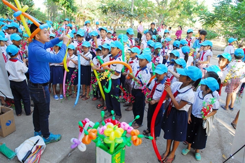 2017丁酉年“边境春节”活动为边境地区少年儿童创造娱乐平台。（图片来源：越通社）