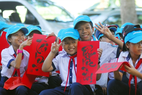 2017丁酉年“边境春节”活动为边境地区少年儿童创造娱乐平台。（图片来源：越通社）