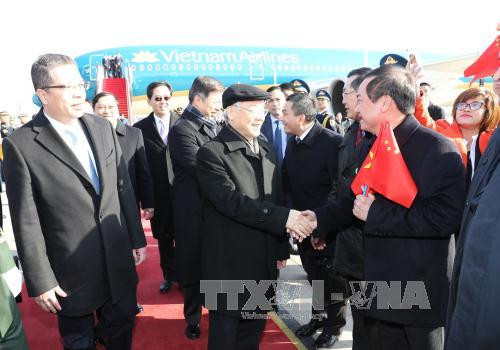 越南驻中国大使馆工作人员和旅​居中国越侨和越南人到机场迎接阮富仲一行。（图片来源：越通社）