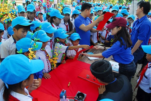 2017丁酉年“边境春节”活动为边境地区少年儿童创造娱乐平台。（图片来源：越通社）