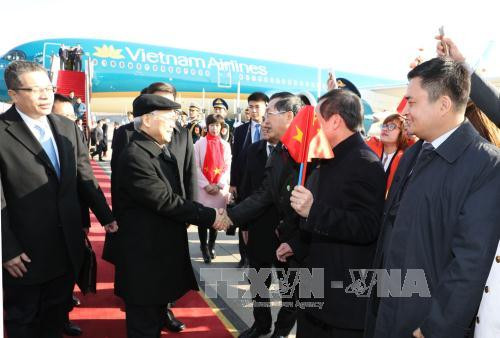 越南驻中国大使馆工作人员和旅​居中国越侨和越南人到机场迎接阮富仲一行。（图片来源：越通社）