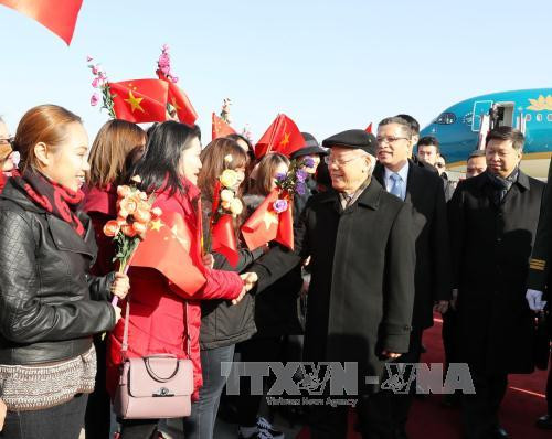 越南驻中国大使馆工作人员和越侨到机场迎接阮富仲一行。（图片来源：越通社）