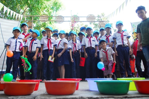 参加该活动的300多名儿童有机会参加越南多种民族游戏。（图片来源：越通社）