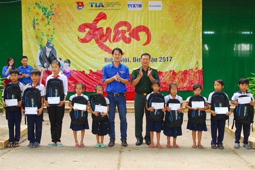 主办方向当地各特困学生颁发助学金。（图片来源：越通社）