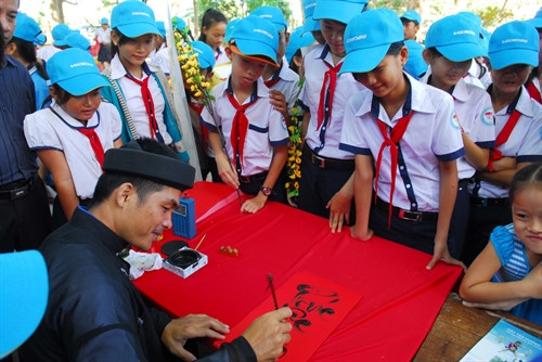 2017丁酉年“边境春节”活动为边境地区少年儿童创造娱乐平台。（图片来源：越通社）