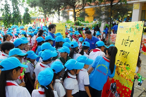 2017丁酉年“边境春节”活动为边境地区少年儿童创造娱乐平台。（图片来源：越通社）